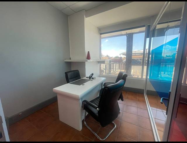220.70M² OFFICE TO LET IN LAKEFIELD
